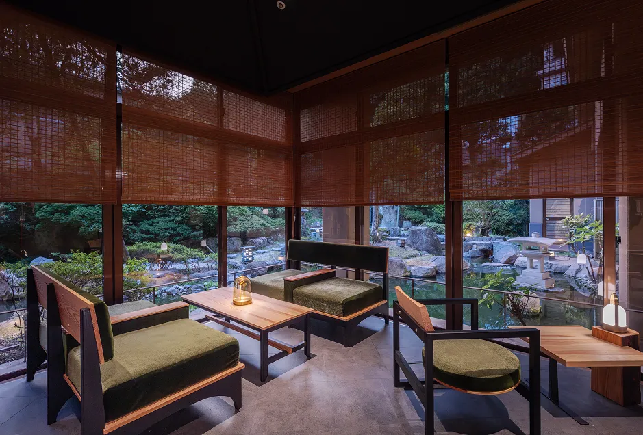 木の温もりに包まれた大人の空間。