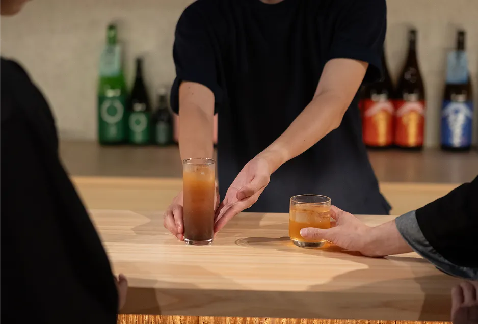 自然を思わせる色合いの椅子とテーブルに、キャンプのような手持ちライトで夜のひと時を彩る。