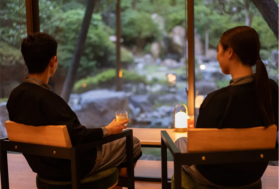 日本庭園を眺めながら、ゆったりとした時間を楽しめるバー。