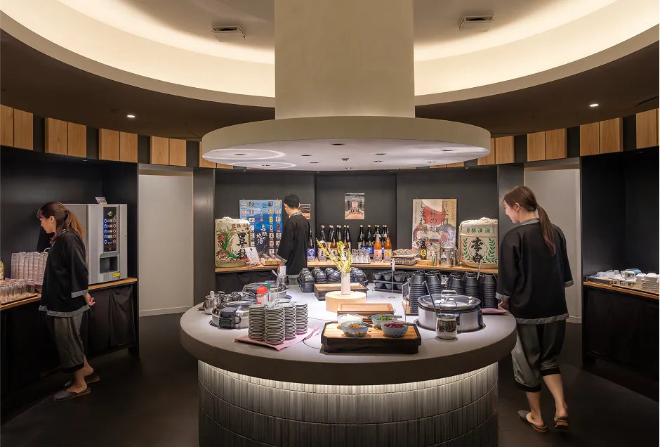 ハーフビュッフェのお料理とフリードリンクの日本酒・地酒を楽しむ男女