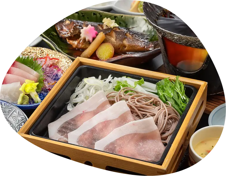 美しく盛り付けられた会席料理。島根ポークのしゃぶしゃぶ、お蕎麦、お刺身、のどぐろの煮付け
