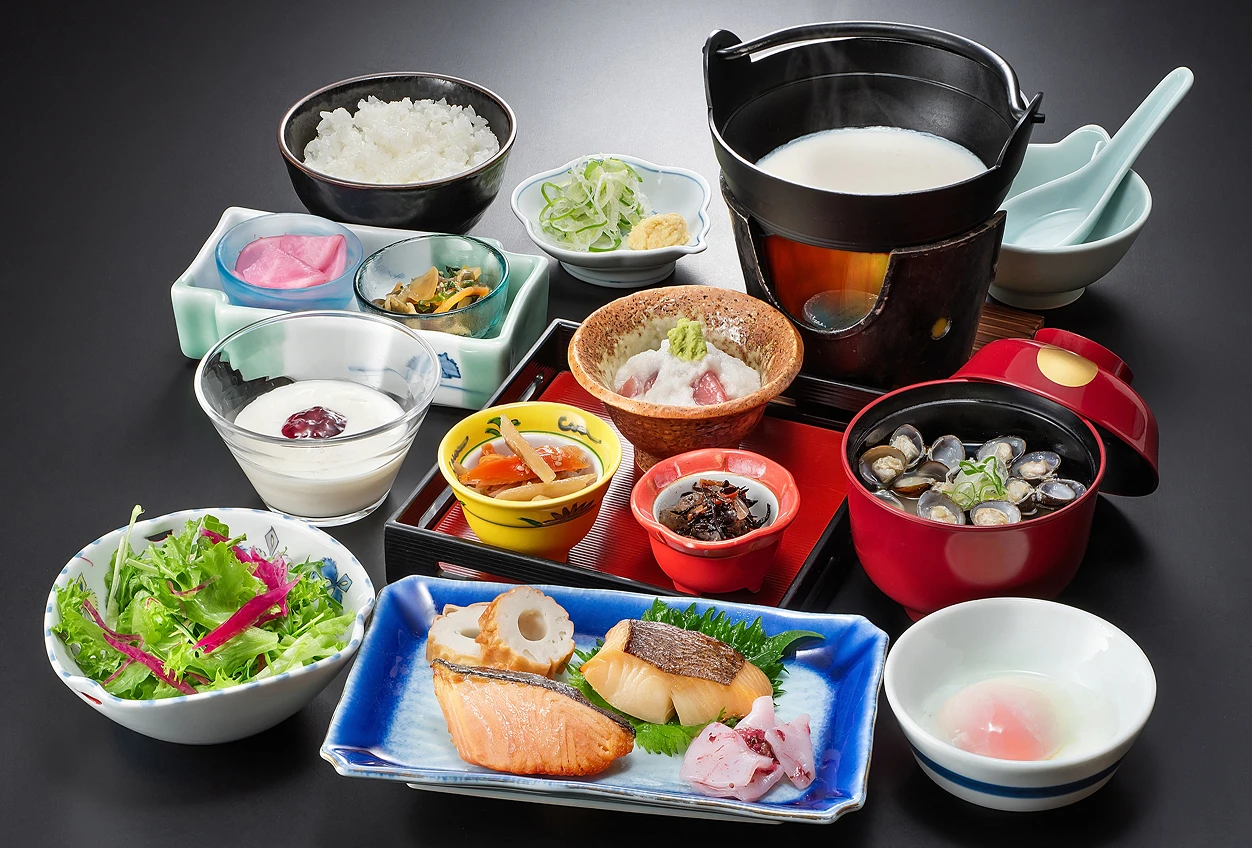 しじみ汁と焼き魚・温泉卵・小鉢・湯豆腐・サラダを楽しめる和朝食。
