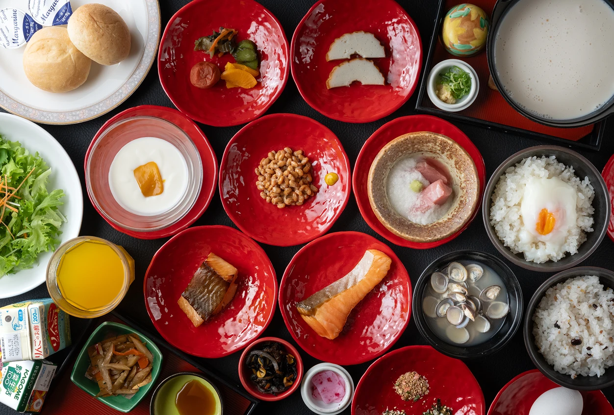 華やかな和食器に盛り付けられたお料理。朝食の小皿