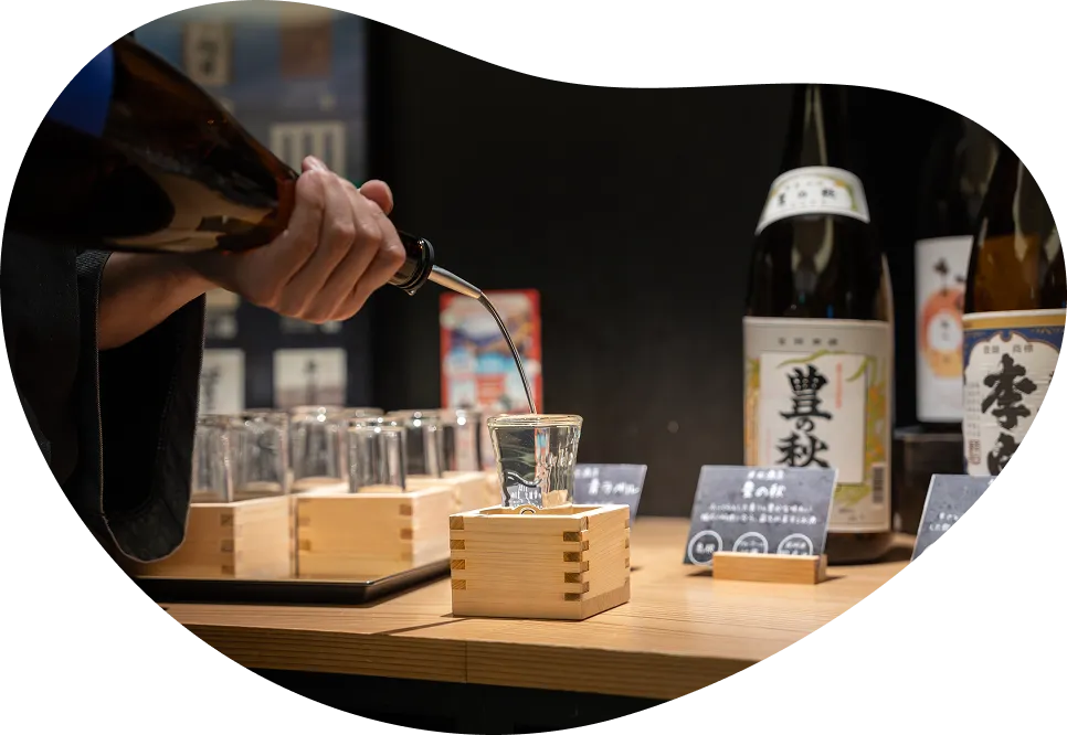 升になみなみと注がれる日本酒