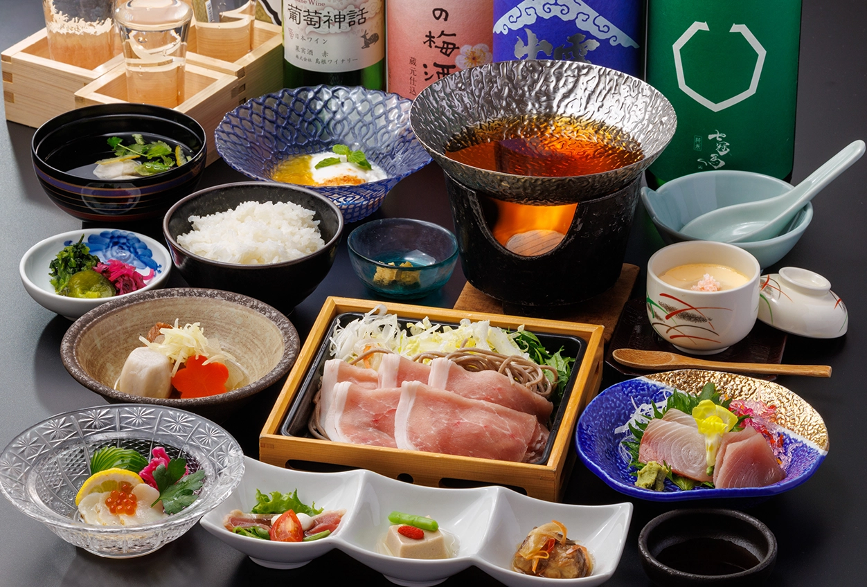 色とりどりの器に盛り付けられたお料理。奥出雲ポークと島根の旬の食材を楽しめる「出雲四季会席」