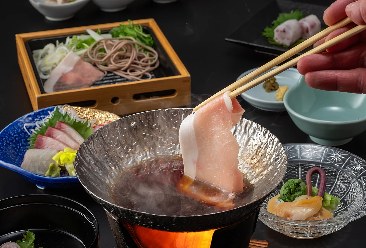 程よい脂身の乗った奥出雲ポークを温めた出汁に潜らせる