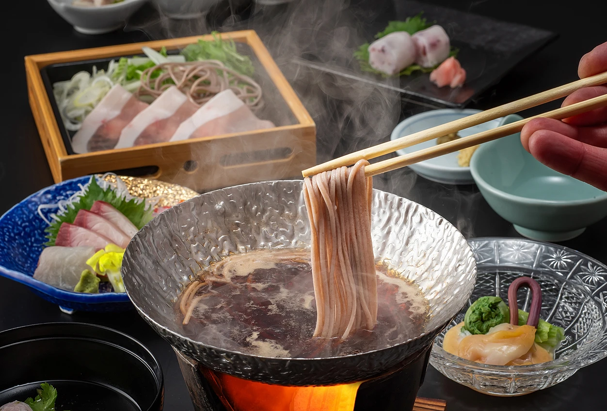 豚肉の旨味がたっぷりの出汁でそばをお楽しみいただけます