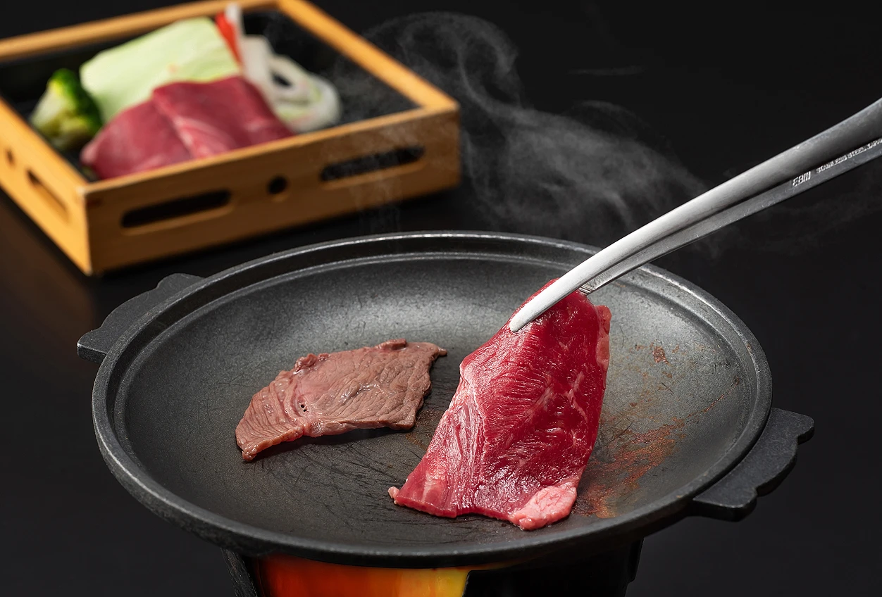 陶板で香ばしく焼かれる牛肉