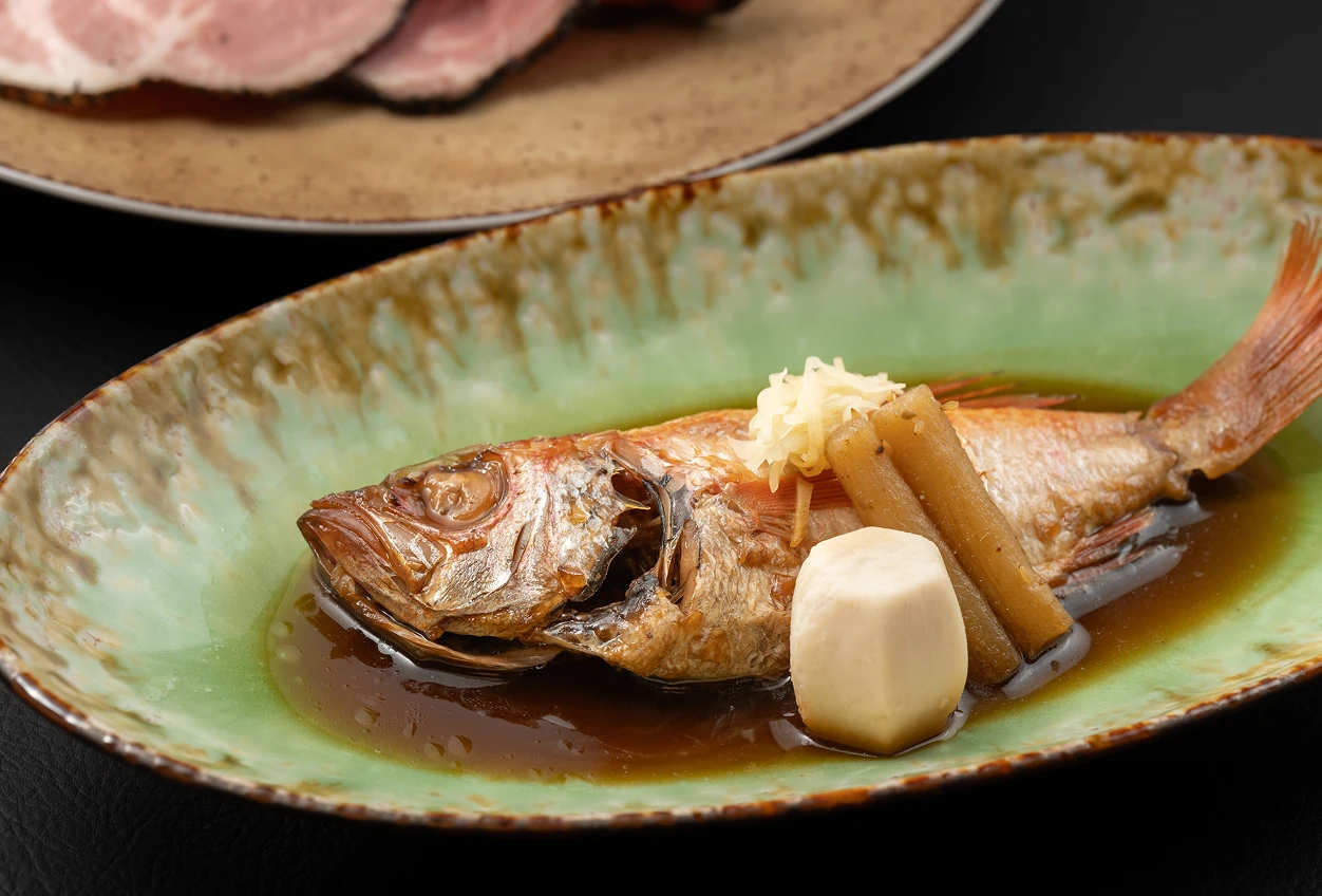 味がしみ煮込んだのどぐろの煮つけ。牛蒡と里芋を添えて