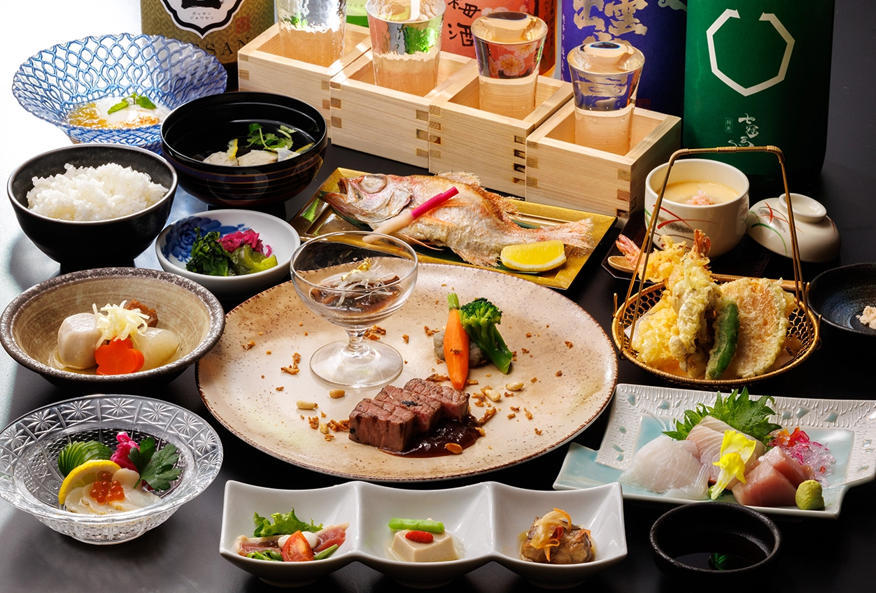 島根和牛を初め、のどぐろの煮つけ、奥出雲ポークなど、島根の味を堪能できる贅沢な会席料理「四季特選会席」