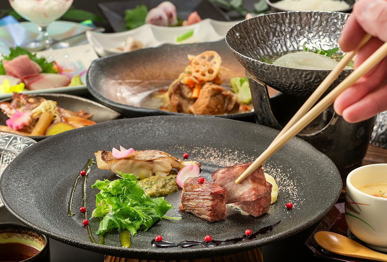 美味しく焼かれた島根和牛のステーキと、そのまわりに島根の味が詰まった数々のお料理