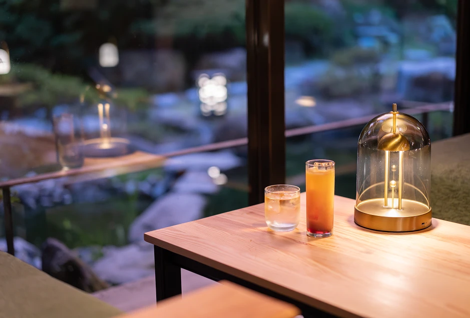 やわらかなランプの光で夜を楽しむナイトバー