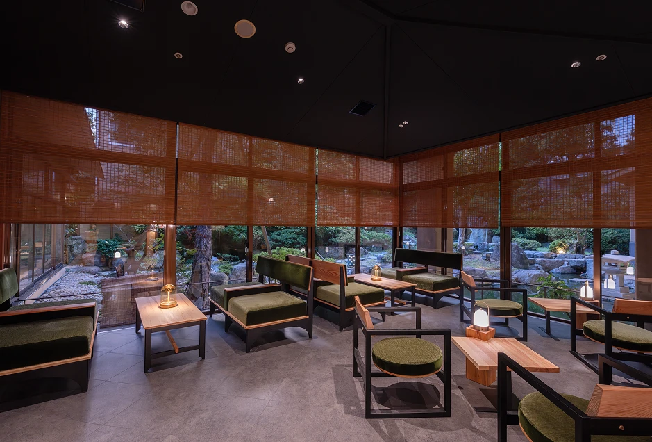 和風庭園に面した、ランプの光とモダンなインテリアが印象的なナイトバー
