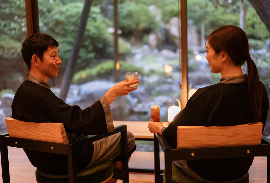 木の温もりを楽しめるナイトバーでくつろぎのひととき