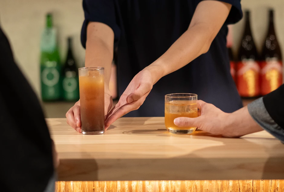 木製のカウンターで楽しむカクテル