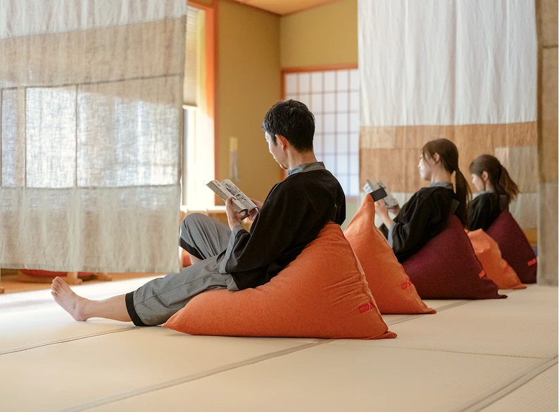 すこやか広間で過ごす読書タイム