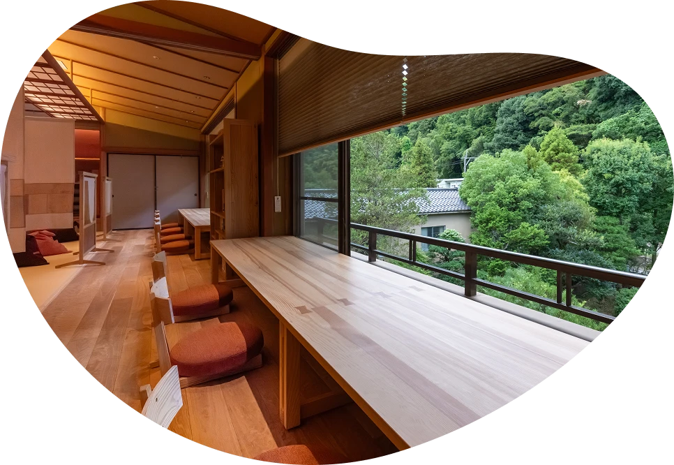 湯上がりにリラックスできる空間。温かみのある木目調の家具と目の前に広がる風景がある。