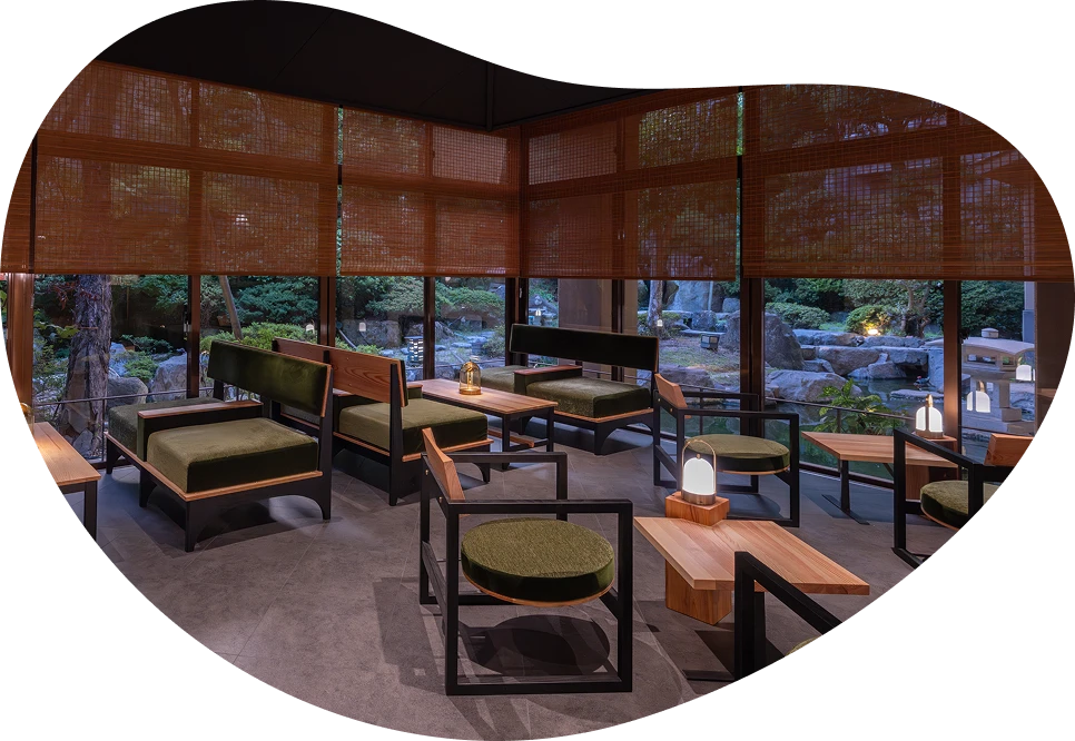 自然を彷彿とさせる色合いの家具の落ち着いた空間。