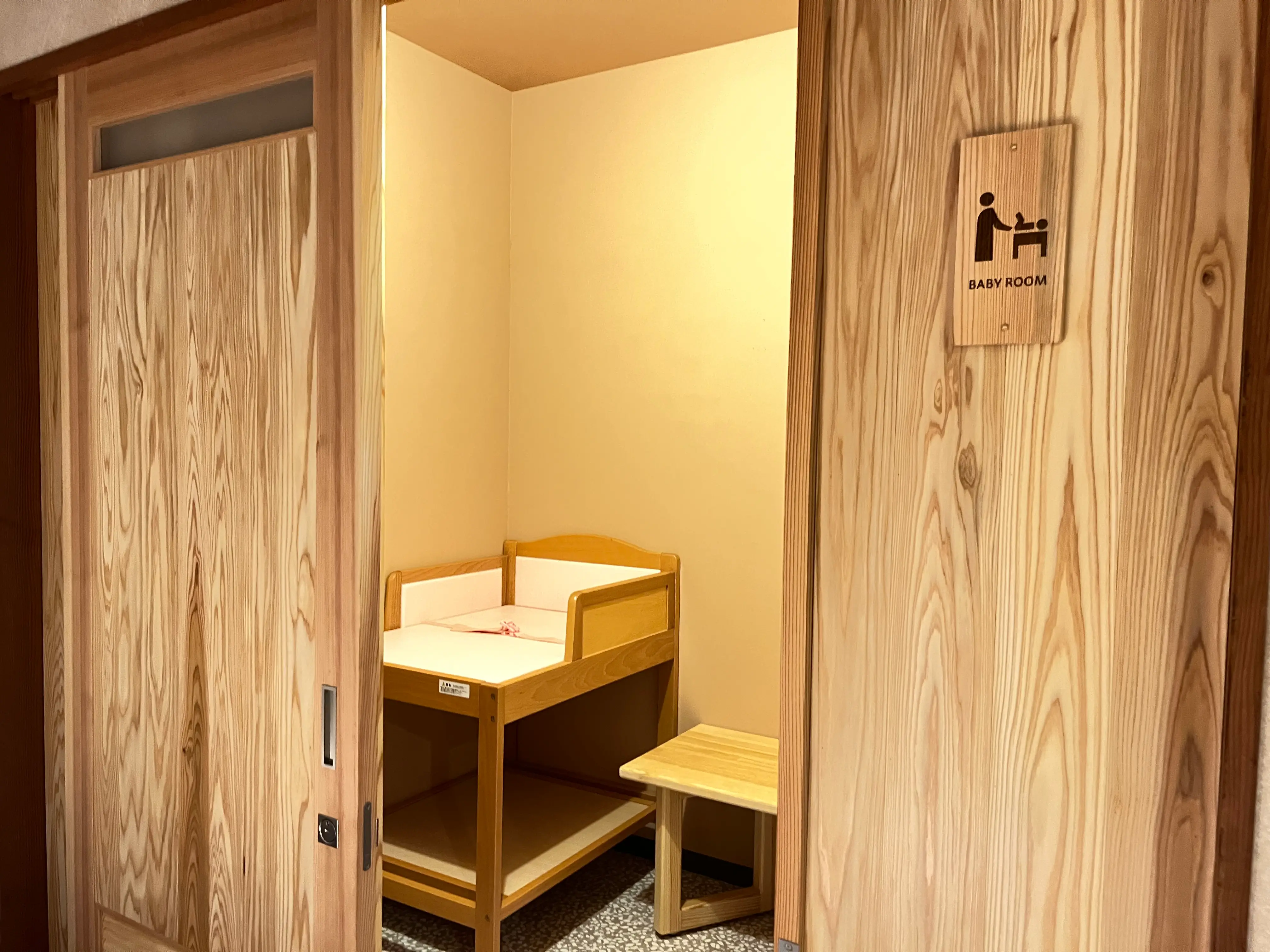 おむつ替えコーナー