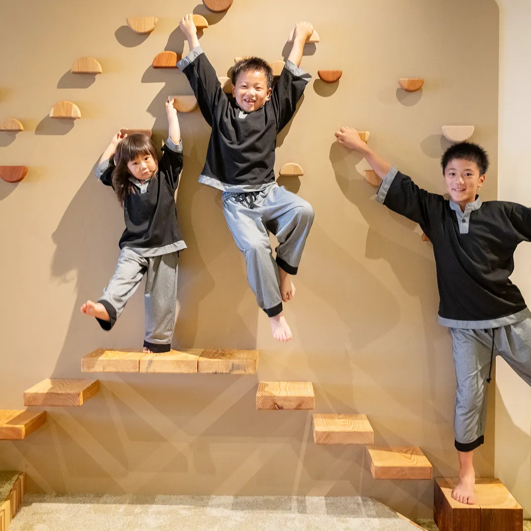 木製のウォールステップで遊ぶこどもたち
