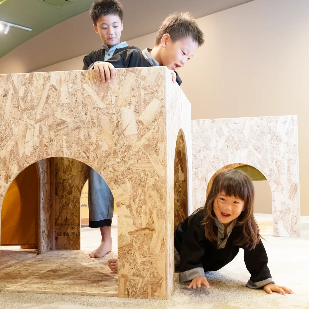 木製のひみつきちキューブで遊ぶこどもたち