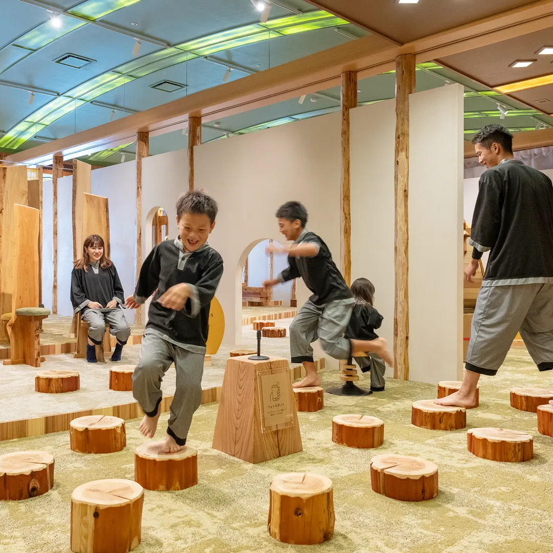 木製遊具で楽しそうに遊ぶこどもたち