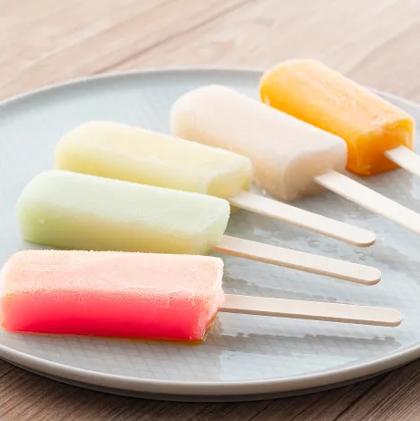 色とりどりのアイスキャンディーが並ぶ様子。お風呂上りの火照った体に嬉しい、ひんやりとしたデザートです。
