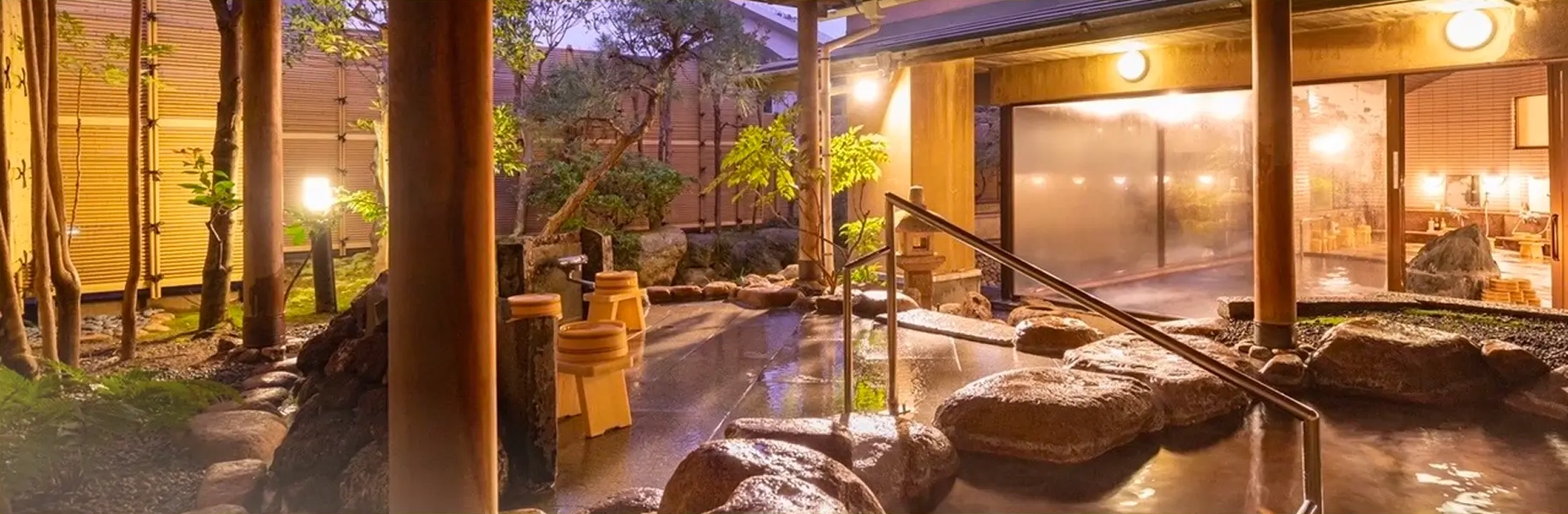 湯煙に包まれた「玉造温泉 RYOKAN OQOQ」の露天風呂