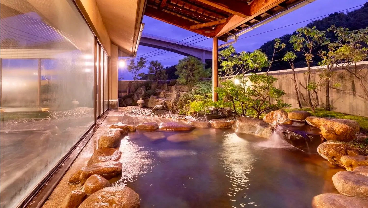 OQOQの温泉 男湯の露天風呂