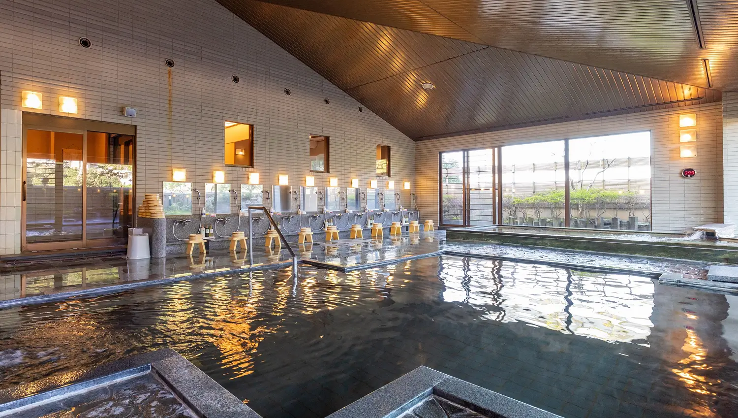 OQOQの温泉 男湯の大浴場