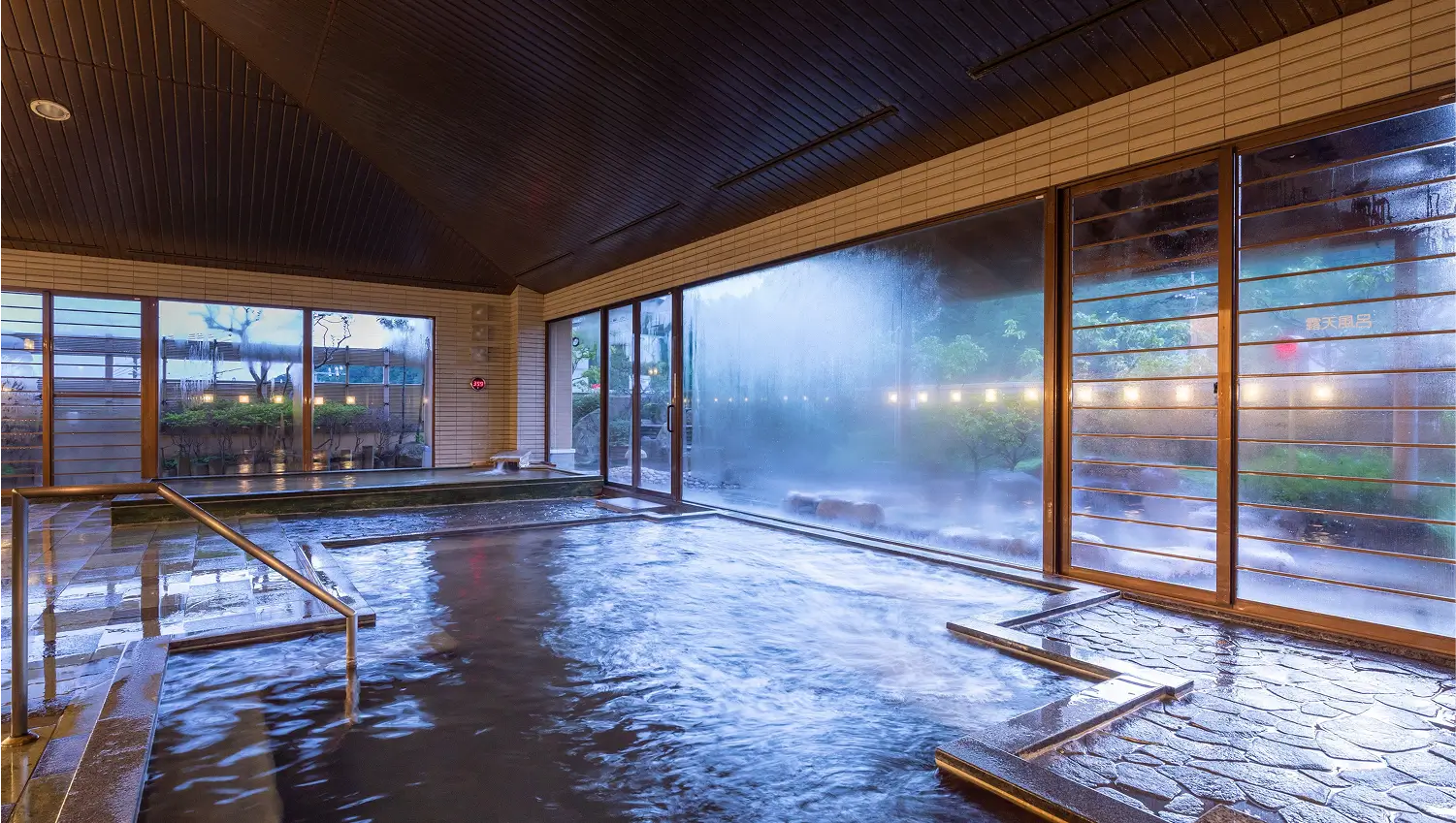 OQOQの温泉 男湯の大浴場