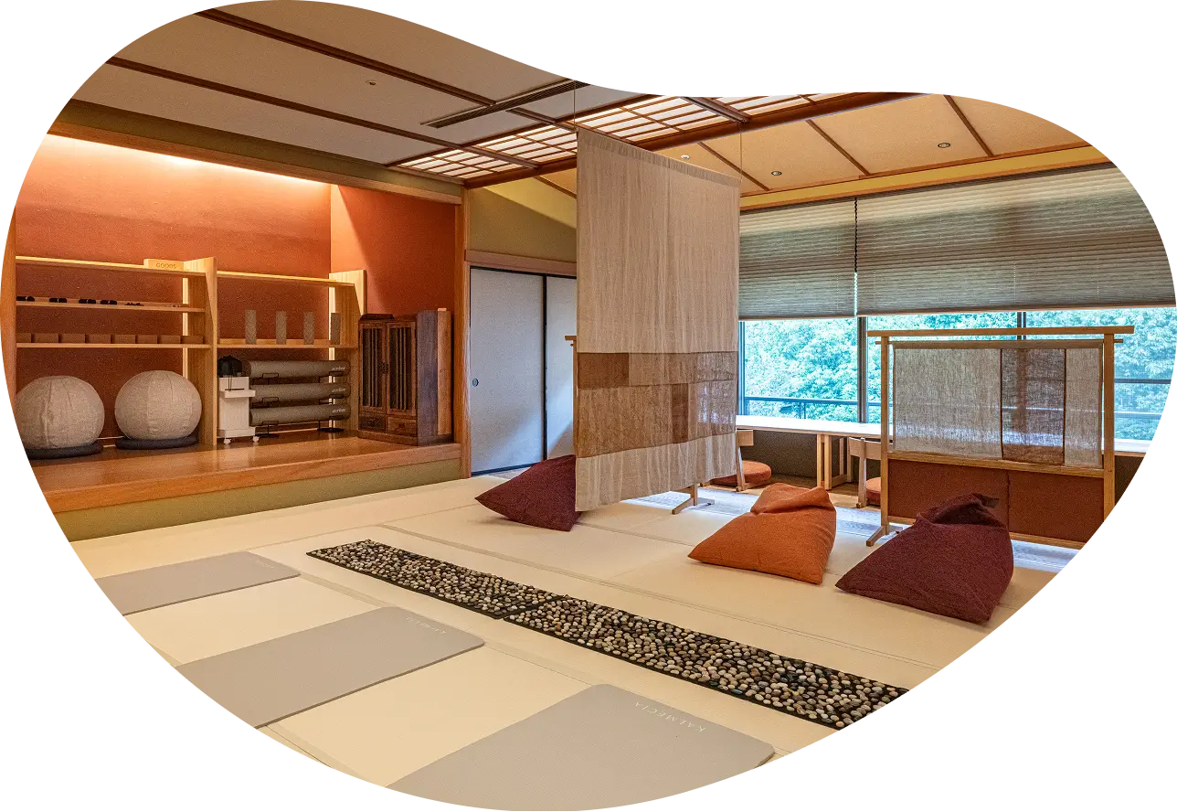 OQOQの湯上りどころ。畳のヨガスペースとクッション、足ツボマット