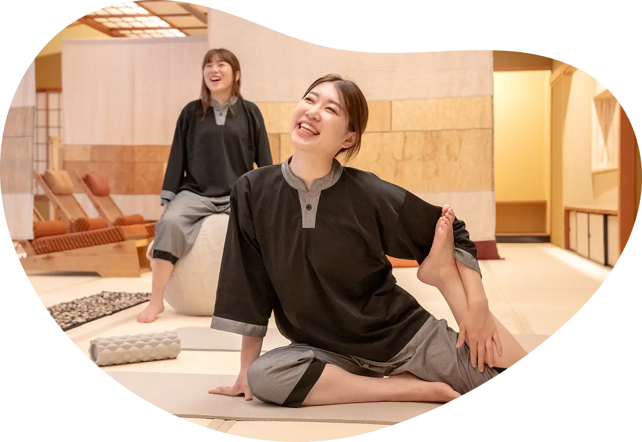 OQOQの湯上りどころ。ヨガスペースでヨガを楽しむ女性