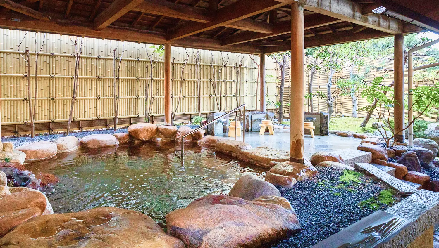 OQOQの温泉 女湯の露天風呂