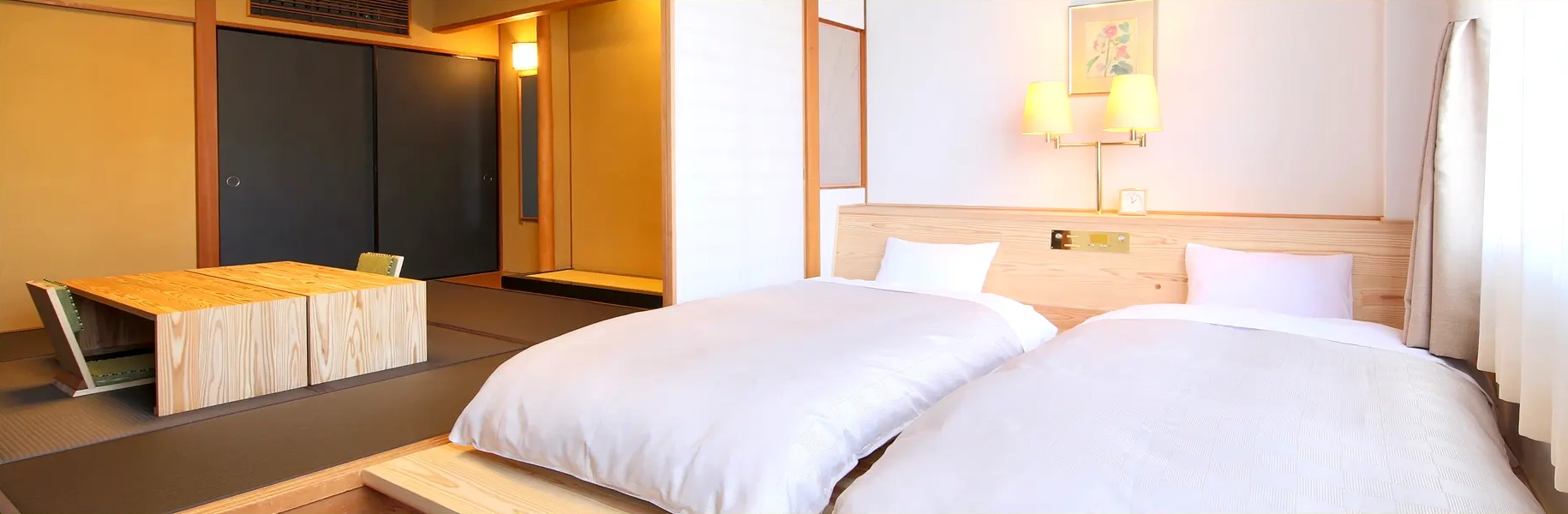 明るい光が差し込む、木製のインテリアが印象的な和モダンの客室