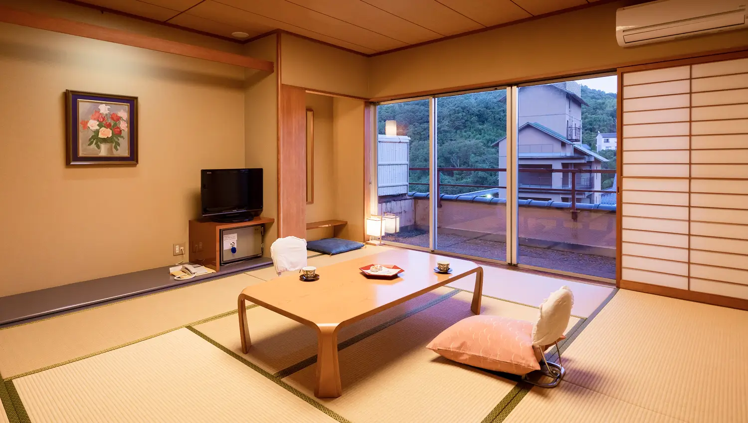 畳の香りとやわらかな明かりに包まれる、昔懐かしい旅館の客室