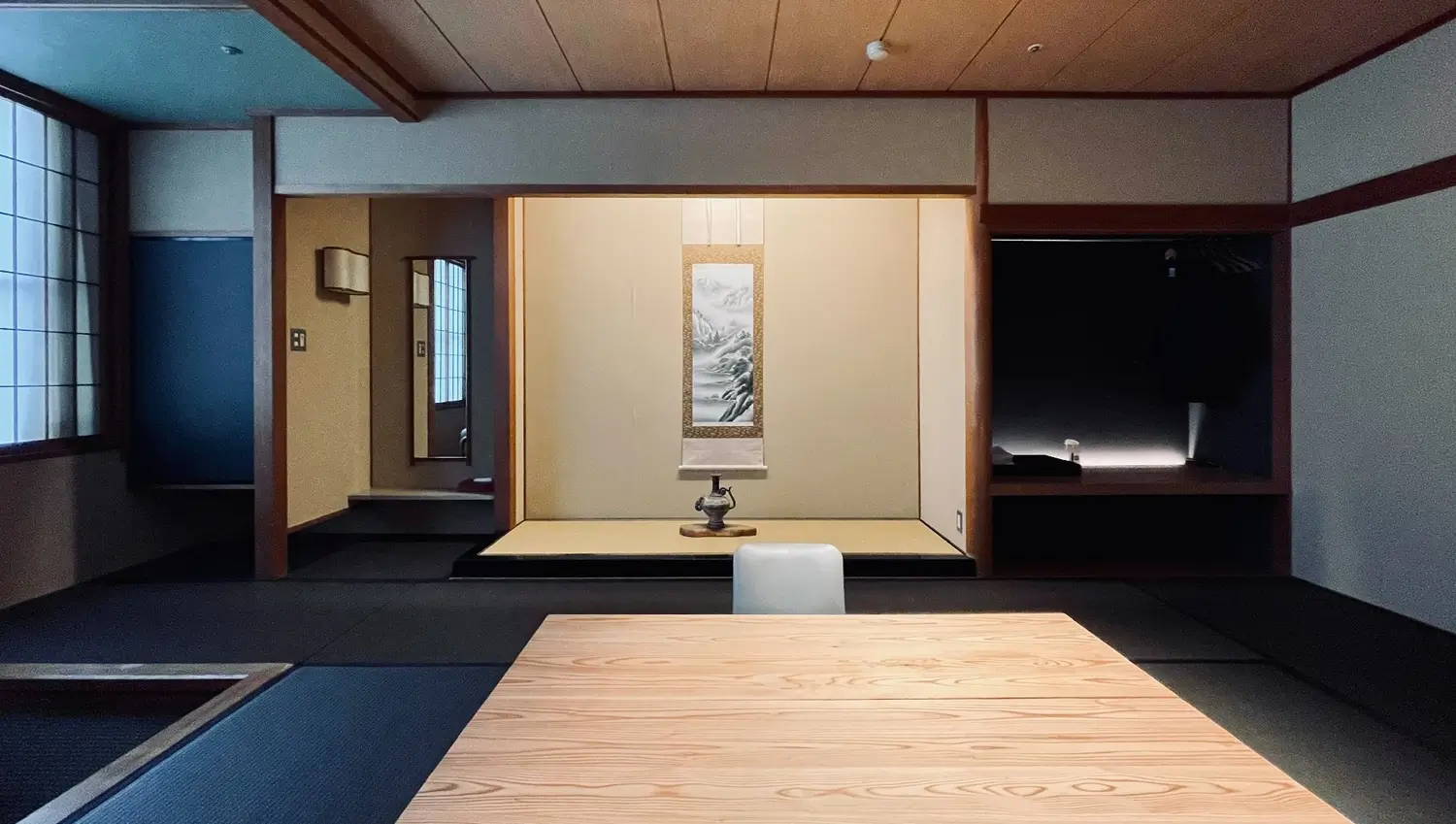 床の間と木製テーブルがある落ち着いたモダン和室