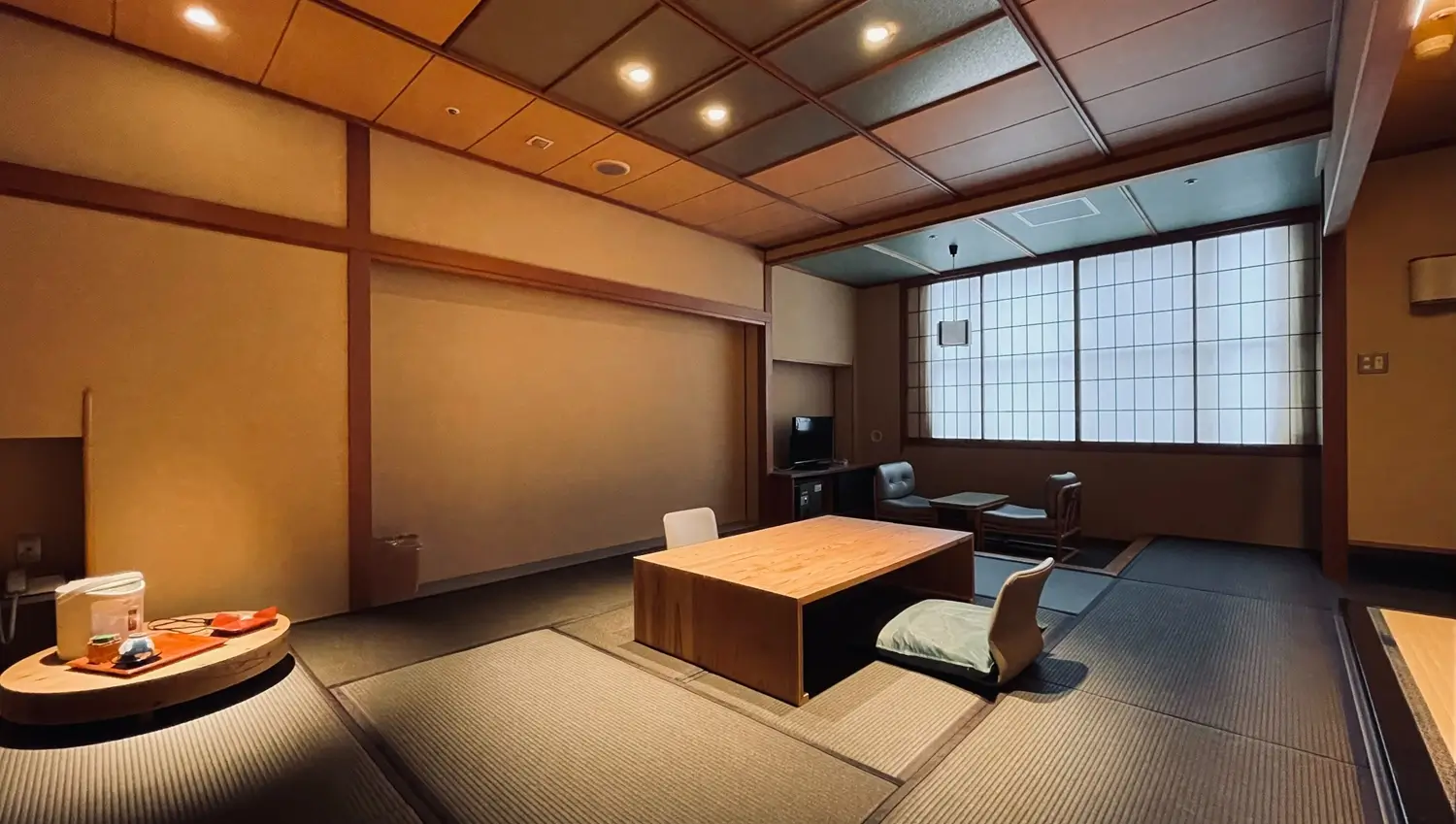 温かみのある調光で演出された、畳と木製インテリアが特徴のモダン和室