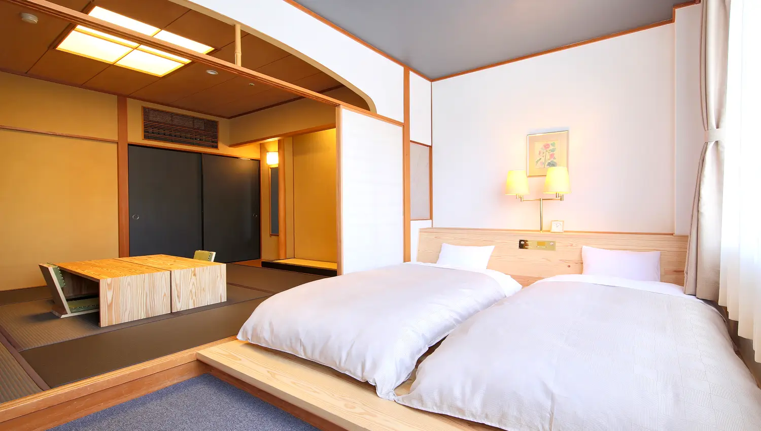 木製インテリアと畳が調和した広々とした和モダンな客室