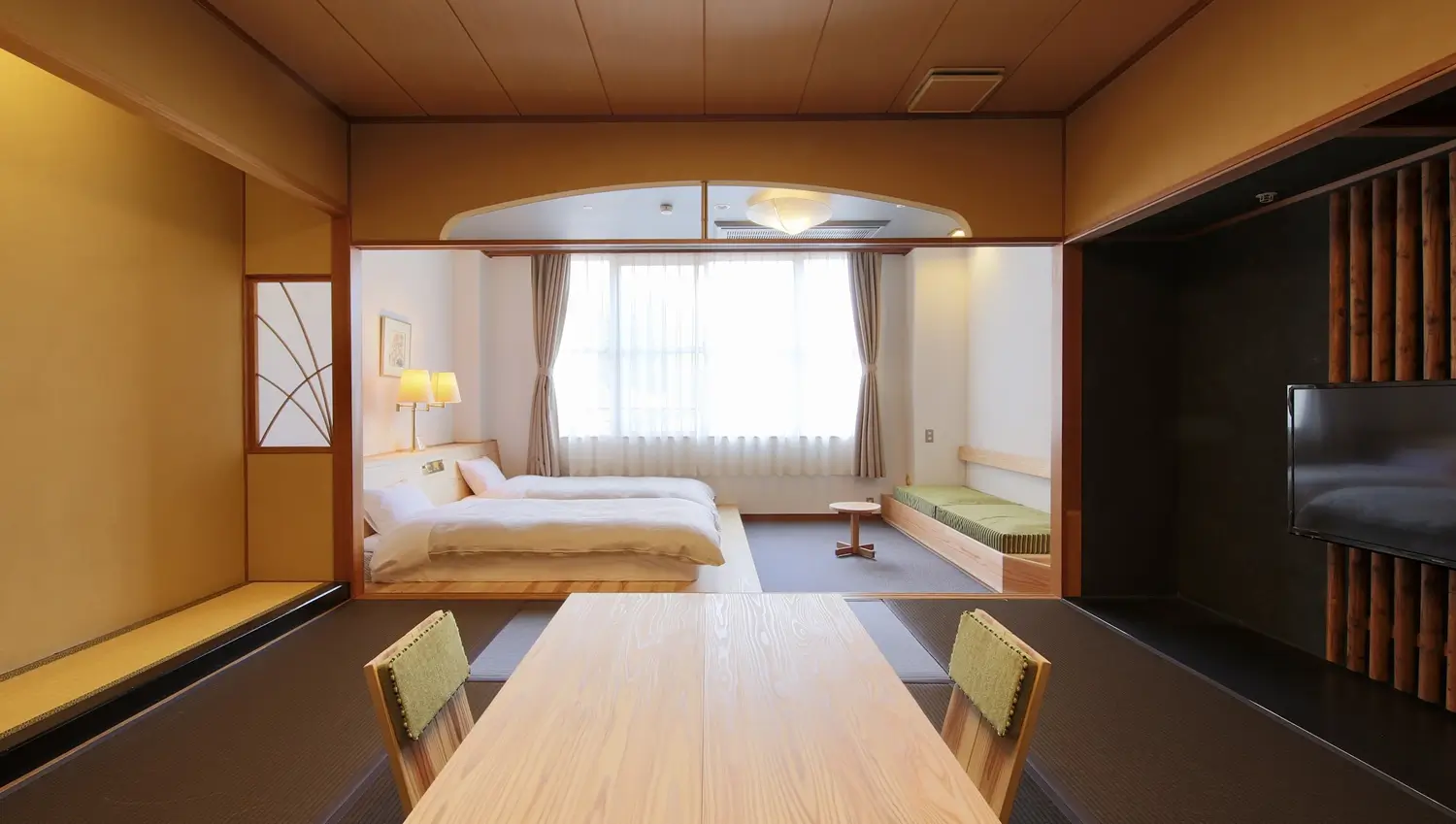 明るい光が差し込む、木製家具で統一された、落ち着きのあるモダン和洋室