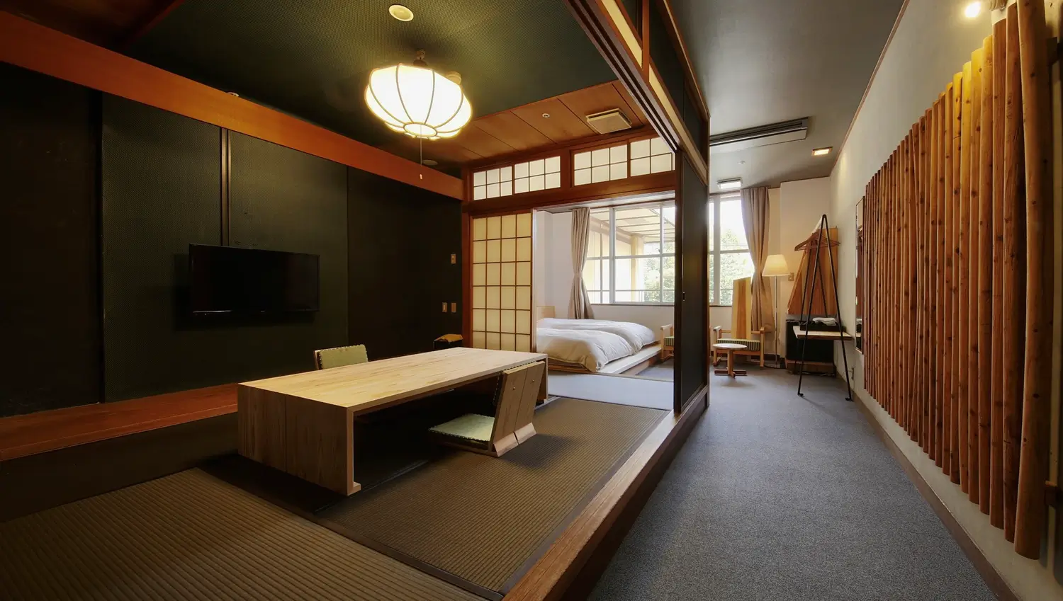 落ち着いた色調と木のインテリアが印象的なモダン和洋室